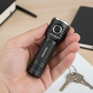 The compact, pocket-sized design of the 1000 lumens flashlight, emphasizing its ergonomic grip and portability for everyday carry (EDC).